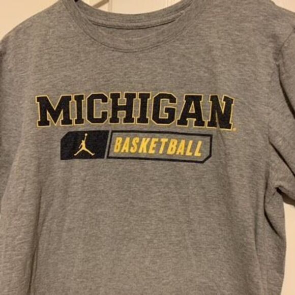 Michigan Basketball Size Medium The Nike Tee Athletic Cut T-Shirt - Picture 2 of 4